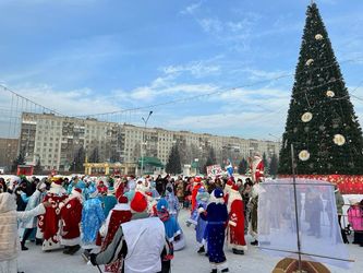 Центральный район. 24 съезд - парад Дедов Морозов и Снегурочек