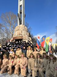 Центральный район. Возложили цветы и почтили память тех, кто не вернулся домой минутой молчания.