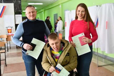 Кирилл Токарев – известный в Новокузнецке экоактивист вместе со своей семьей проголосовал на выборах Президента РФ